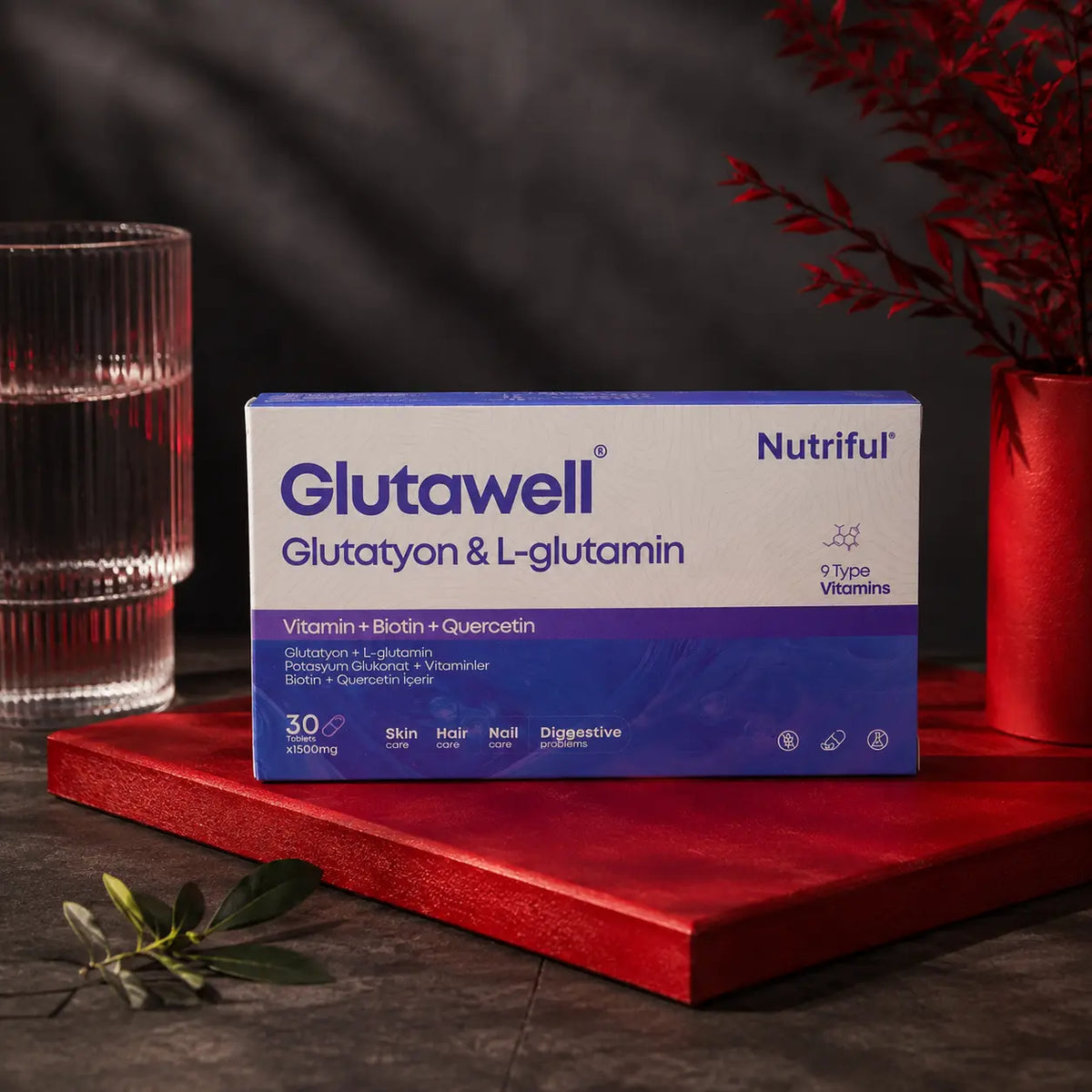 Glutawell kutusu, kırmızı sunum tepsisi ve bir bardak su ile